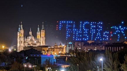 200 drones han felicitado las fiestas a los zaragozanos este viernes. / Dani Marcos.
