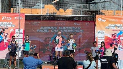 Martina Vera (camiseta rosa), en lo más alto del podio del Campeonato de Europa.
