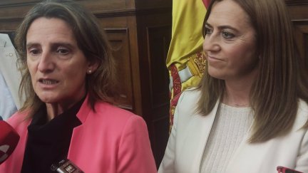 Teresa Ribera (izda) junto a la delegada del Gobierno, Virginia Barcones, en la visita que ha realizad a Soria./ EUROPA PRESS