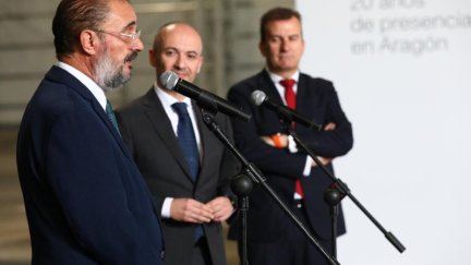 El presidente de Aragón, Javier Lambán, junto a Óscar García Maceiras (en el centro), consejero delegado de Inditex, durante su visita a las instalaciones de Plaza./ Gobierno de Aragón.