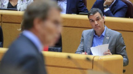 El presidente del Gobierno, Pedro Sánchez, escucha la intervención del líder del PP, Alberto Núñez Feijóo durante el pleno del Senado./ EFE/ Fernando Alvarado.