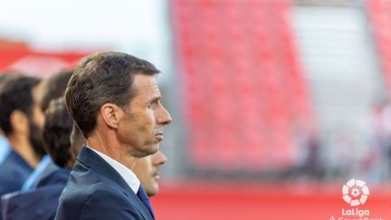 Cuco Ziganda en el banquillo de Anduva durante el choque ante el Mirandés. Foto: LaLiga