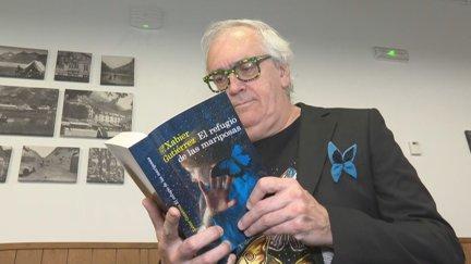 Xabier Gutiérrez con su nueva obra, 'El refugio de las mariposas'.