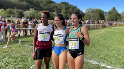 Cristina Espejo (derecha), tras ser tercera en el Cross de Zornotza este pasado domingo.