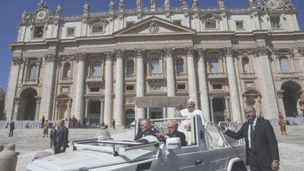 Imagen de archivo del Papa Francisco llegando a una Audiencia General semanal en la plaza de San Pedro. / EFE-Fabio Frustaci