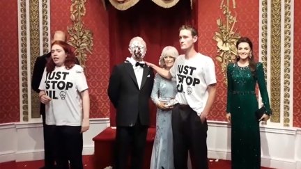 Los activistas tras estampar la tarta en el rostro de la estatua. / Just Stop Oil. EFE