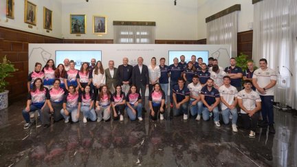 Plantilla del Fénix Club de Rugby durante la recepción. Foto: Dani Pérez