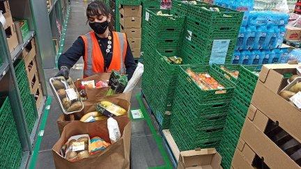 Una trabajadora de Amazon Fresh empaqueta un pedido. / Amazon