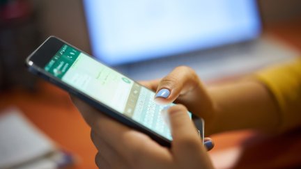 Una mujer envía un mensaje por Whatsapp. / Canva