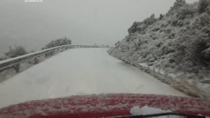 Bomberos de la DPZ con quitanieves durante una nevada el año pasado. / Europa Press