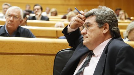 El ministro de Inclusión, Seguridad Social y Migraciones, José Luis Escrivá, durante la sesión de control al Gobierno celebrada en la Cámara Alta, este martes en Madrid. EFE/ Mariscal.
