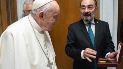 El Papa Francisco (izq) y el presidente de Aragón, Javier Lambán, (dcha) este miércoles en el Vaticano./ Gobierno de Aragón.