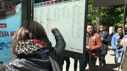 Usuarios en una de las paradas del bus urbano de Zaragoza./ Europa Press.