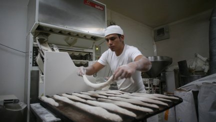 Un panadero elabora barras de pan. / Europa Press