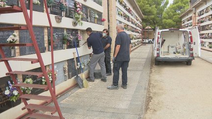 Enterrar a fallecidos y mantener sus tumbas y nichos forma parte de la vida cotidiana de algunos de estos trabajadores. / Objetivo