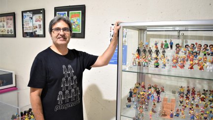 Algarra comenzó la colección por su hijo Adrián, hace 18 años. / M.P.