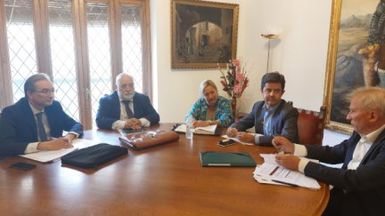 Reunión entre Renfe y el alcalde de Huesca, Luis Felipe, este viernes por la mañana./ Ayuntamiento de Huesca.