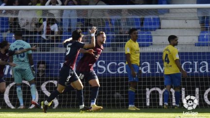 Carrillo celebra el gol que permitió al Huesca derrotar al líder.