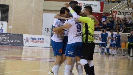 Los jugadores del AD Sala 10 celebran un gol anotado en el partido.