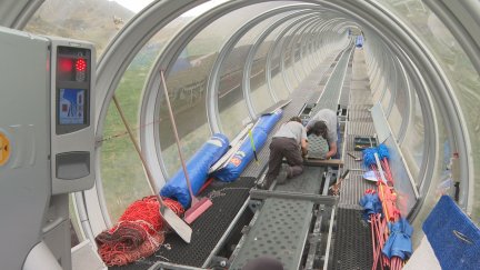 Operarios de la estación de Astún esta semana revisando las instalaciones.