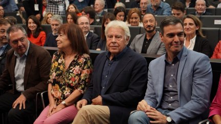 El secretario general del PSOE-Andalucía, Juan Espadas; la presidenta del PSOE, Cristina Narbona; el expresidente Felipe González y el líder del PSOE, Pedro Sánchez, en el acto por el 40 aniversario del triunfo del PSOE en 1982, en Sevilla. / EP, Francisco J. Olmo.