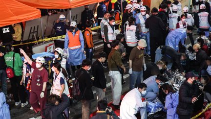 Decenas de personas son atendidas tras una estampida en Seúl durante una fiesta de Halloween. / EFE.