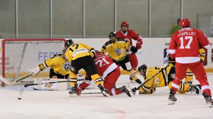 Una imagen del encuentro disputado este sábado en el pabellón de hielo de Jaca.