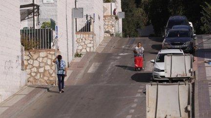 Vista de la calle donde anoche fue hallado un joven de 28 años que falleció tras recibir tres disparos, dos en la cabeza y uno en el pecho, en la barriada de La Corta, en Málaga capital. / EFE/Jorge Zapata.