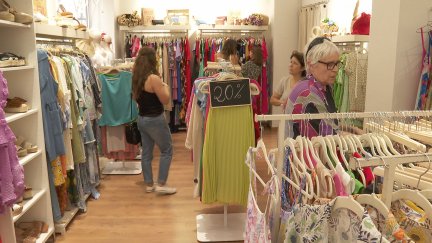 El interior de un comercio con ofertas.