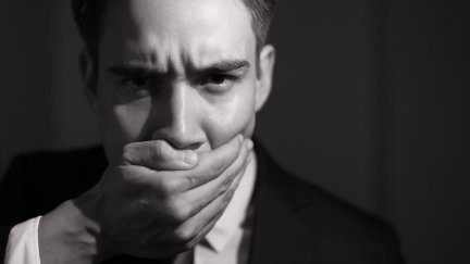 Muchas personas tienen miedo de hablar por miedo a la discriminación. / Canva