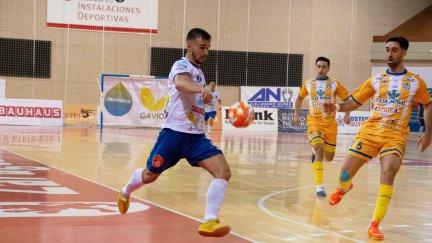 Oscar Villanueva se dispone a ejecutar un remate en un partido reciente.