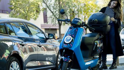Presentación del servicio de motos eléctricas de Cabify en Zaragoza. / Europa Press