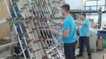 Varios empleados en una empresa de Teruel dedicada a trabajar el vidrio.