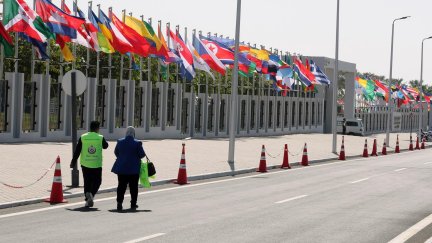 Exterior del edificio donde se celebra la Cumbre del Clima, en Sharm el Sheij (Egipto). / EFE