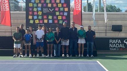 Claudia Ferrer, segunda la por la derecha, con su título del Masters Nacional Cadete de tenis.