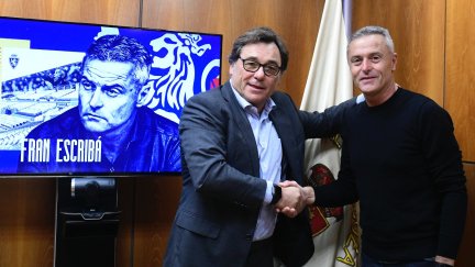 Fran Escribá junto a Raúl Sanllehí tras alcanzar un acuerdo para dirigir al equipo.