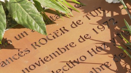La placa que recuerda a Roger de Tur, colocada este lunes en la calle de La Salle.