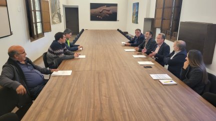 Uno de los momentos de la reunión entre el presidente de la DPZ y los alcaldes afectados por el incendio de Añón./ Diputación de Zaragoza.