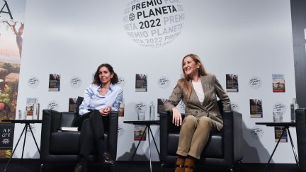 La finalista del Premio Planeta 2022, Cristina Campos (izda.) y la ganadora del Premio Planeta 2022, Luz Gabás, durante la presentación de la novela ganadora y finalista del Premio Planeta, en el Instituto Cervantes, este martes. / Europa Press
