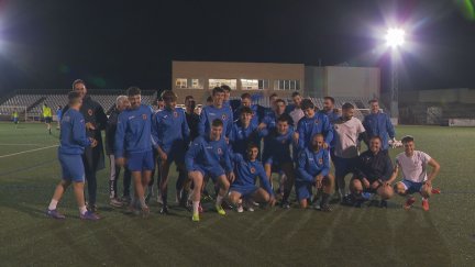 Los jugadores de Aragón TV posan ante las cámaras de Aragón TV.