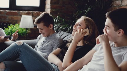 El uso del móvil puede llevar a un aislamiento emocional. / Freepik