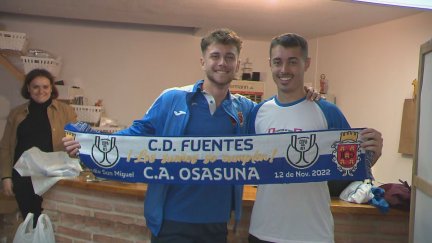 Dos jugadores del Fuentes posan con la bufanda del partido.