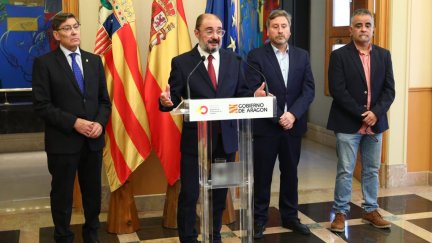 Javier Lambán, en el atril, junto a los representantes del cuatripartito, este viernes, en la rueda de prensa tras el Consejo de Gobierno extraordinario. / Gobierno de Aragón