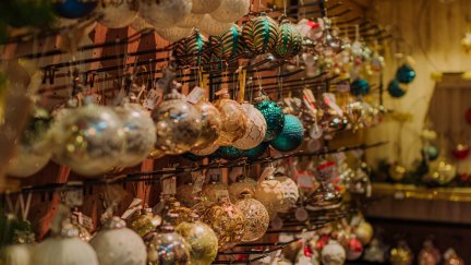 Los adornos navideños ya han tomado el comercio. / Pixabay.