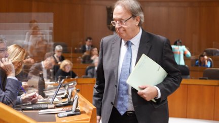 El consejero de Hacienda, Carlos Pérez Anadón, en el parlamento aragonés. / Cortes de Aragón
