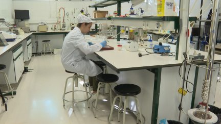 Diferentes jóvenes investigadores trabajan en proyectos pioneros en la Planta Piloto de Ciencia y Tecnología de los Alimentos. / Objetivo