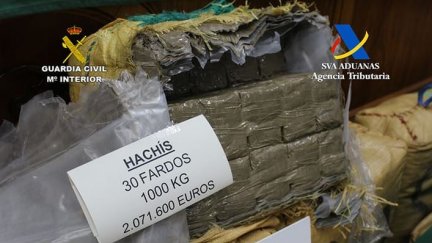 Uno de los contenedores hallados en una nave de La Cartuja donde guardaban las drogas antes de distribuirlas. / Guardia Civil