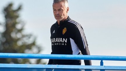 Fran Escribá observa un entrenamiento. Foto: Real Zaragoza.