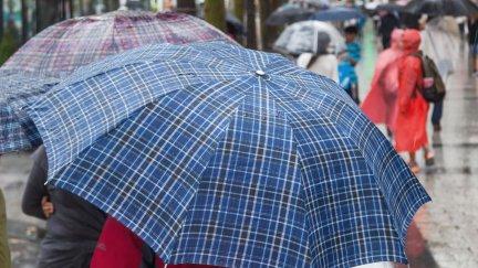 Paraguas y chubasqueros para protegerse de la lluvia. / Canva