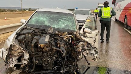 Así ha quedado el turismo implicado en el accidente, aunque su conductor ha resultado herido leve. | Guardia Civil